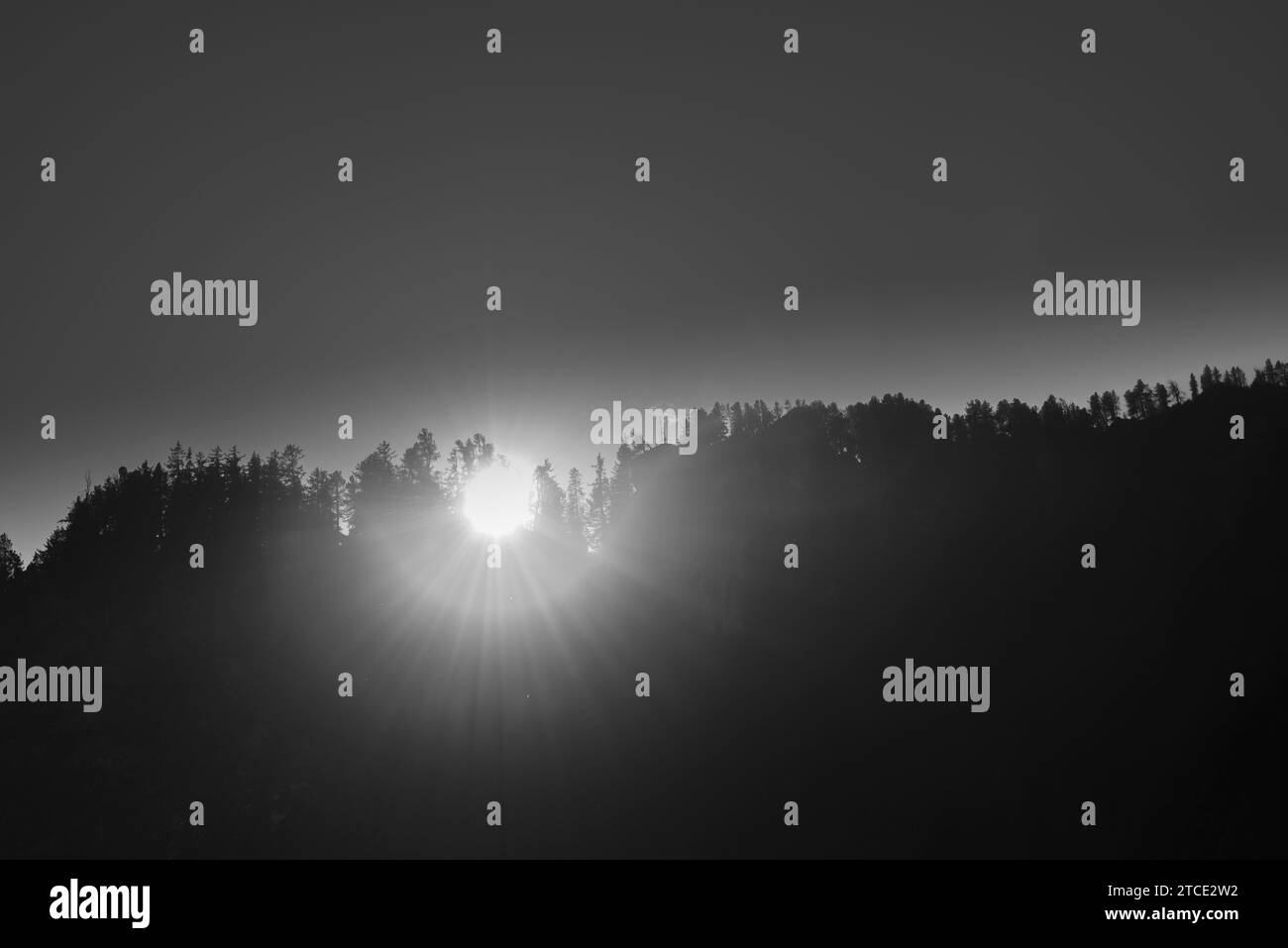 Sole serale prima di scomparire dietro le montagne, immagine in bianco e nero, comunità di Brandberg, Valle Zillergrund, Alpi dello Zillertal, Tirolo, Austria Foto Stock