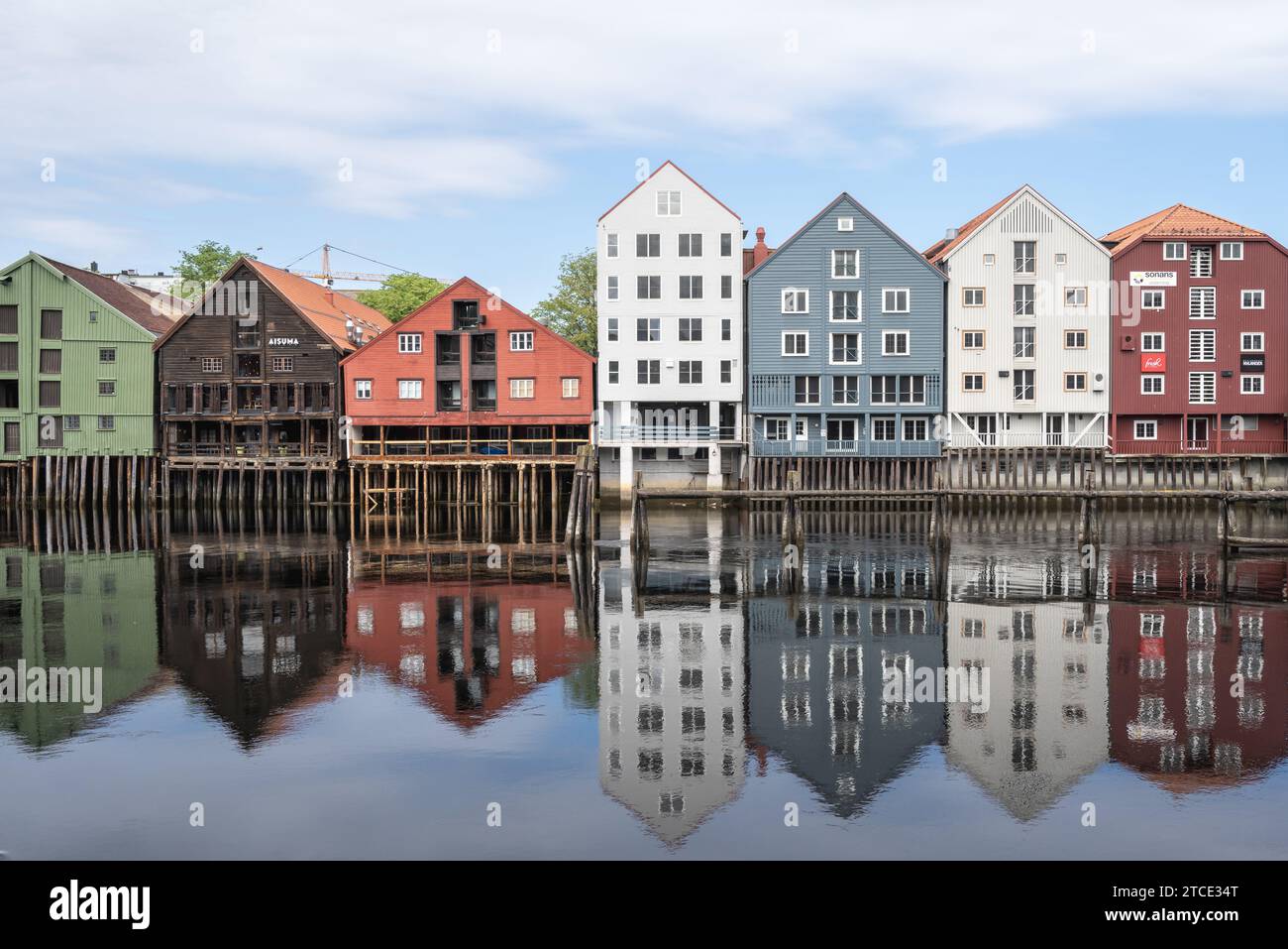 Vecchi edifici colorati di Bryggen che si riflettono nelle acque della Nivelda Foto Stock