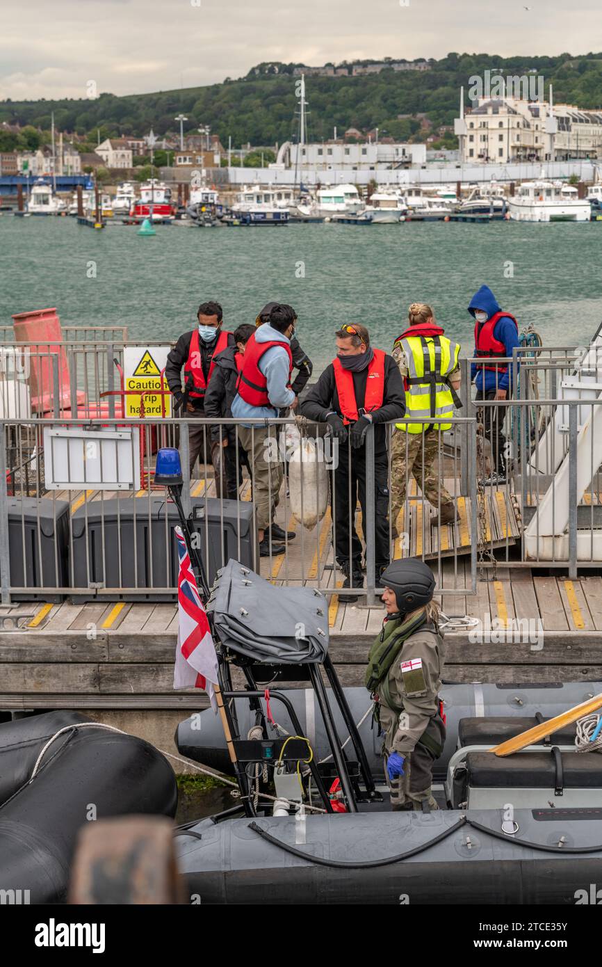 Migranti in arrivo, Porto di dover, Kent, Gran Bretagna. 1 giugno 2022. HMS Vigilant porta oltre 60 migranti che sono stati intercettati attraversando il canale inglese Foto Stock