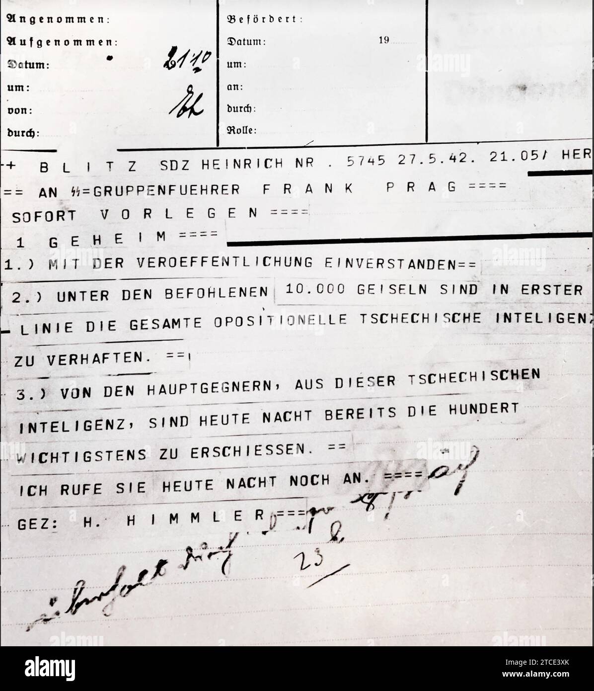 MASSACRO CECO 1942 Telegram di Heinrich Himmler datato 27 maggio 1942 al Segretario di Stato tedesco della Boemia e Moravia occupata, Karl H.Frank."!. con effetto immediato. 2) tra i 10.000 ostaggi ordinati, tutta l'intellighenzia ceca opposta deve essere arrestata per prima. 3. Dal gruppo principale di oppositori, stasera verranno sparati cento dei più importanti. - Ti chiamerò più tardi stasera. Firmato H. Himmler' Foto Stock