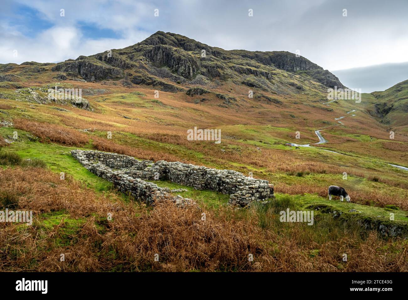 Il forte romano sopra l'Hard Knott Pass nel Lake District Foto Stock