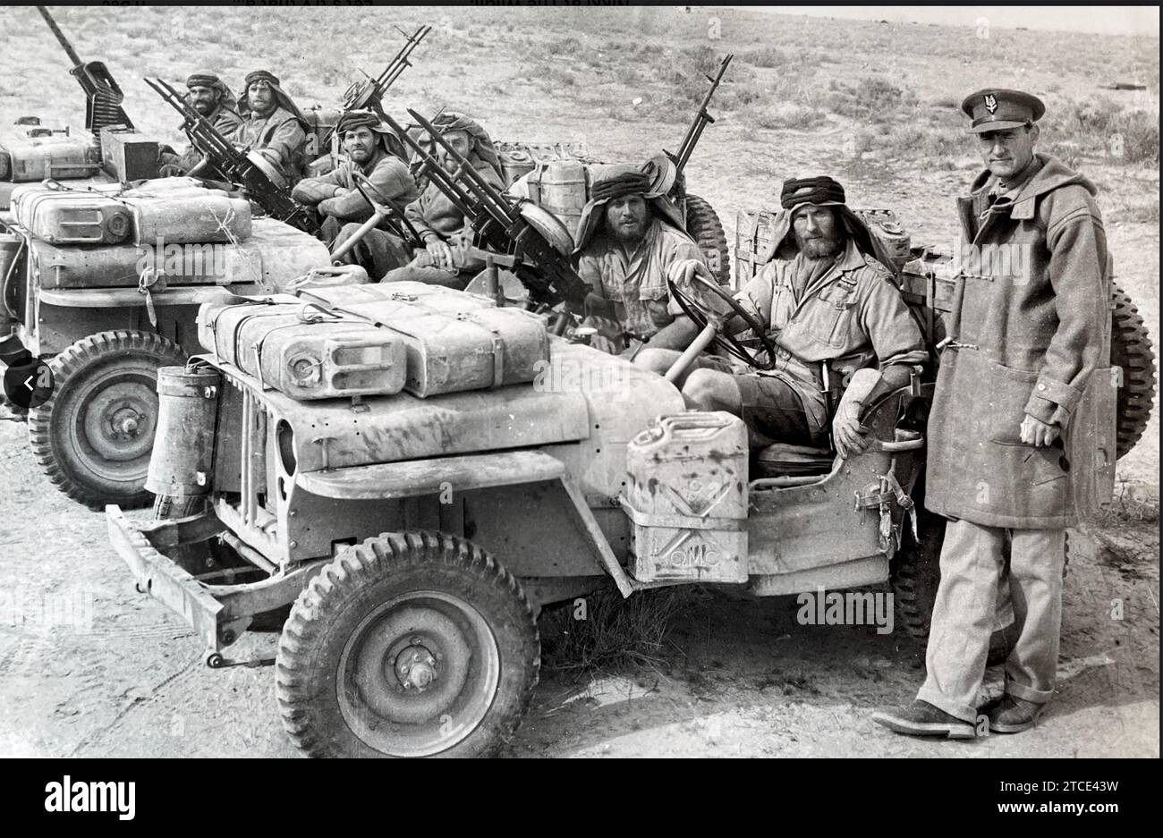 DAVID STIRLING (1915-1990) ufficiale dell'esercito scozzese a destra accanto al tenente Edward McDonald e ad altri soldati SAS in Nord Africa, 18 gennaio 1942. Foto Stock
