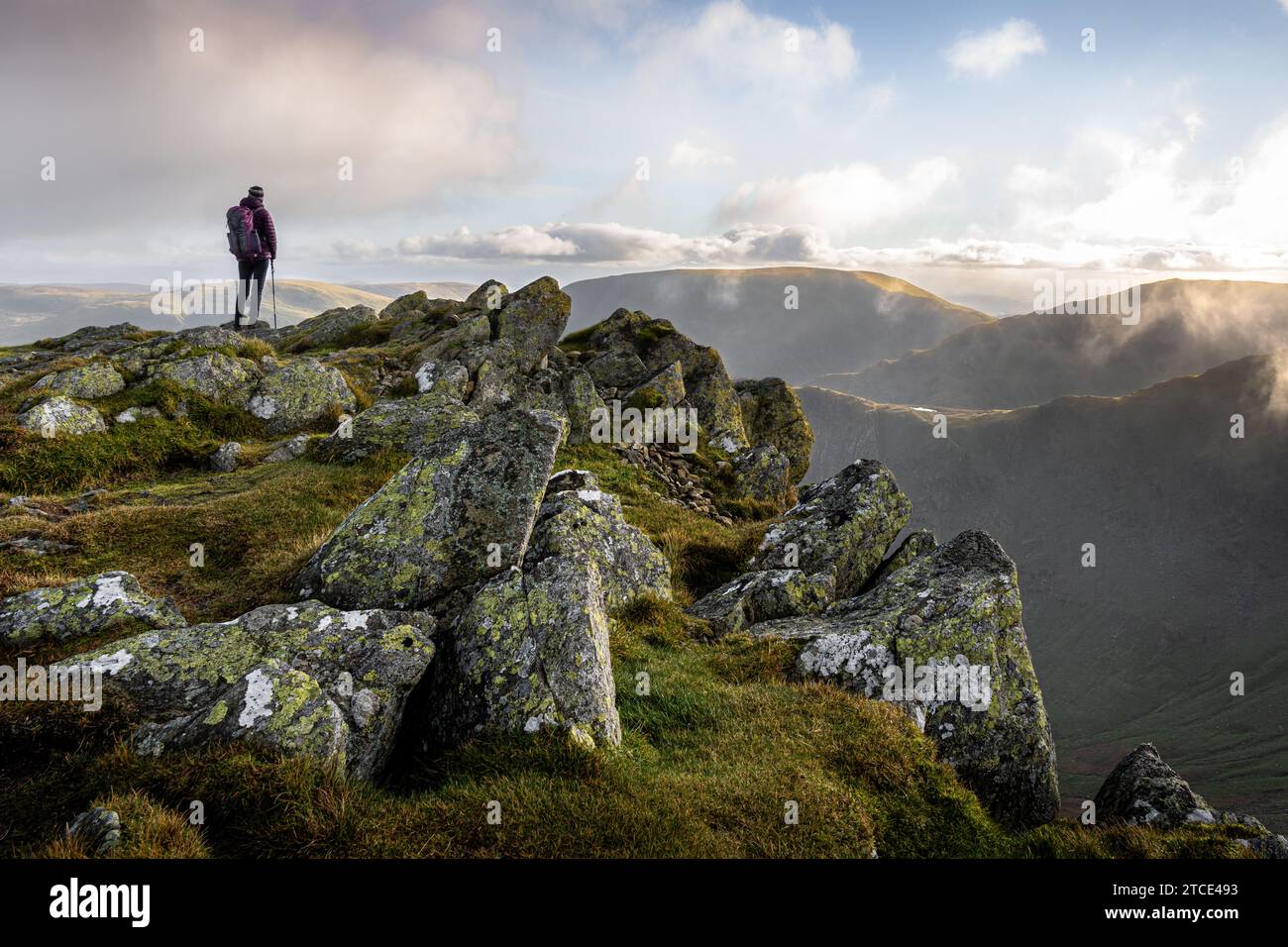 Il solitario escursionista d'inverno ammira la vista dalla cima di Kidsty Pike, Lake District Foto Stock