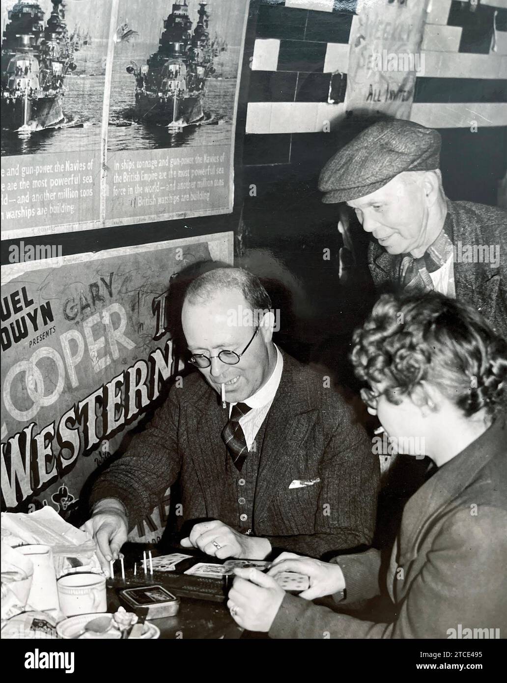 I LONDINESI DEL LONDON BLITZ giocano a culla mentre si rifugiano in una delle stazioni della metropolitana durante il Blitz del 1940. La didascalia originale li identifica come Mr e Mrs Groves di Islington. Foto Stock