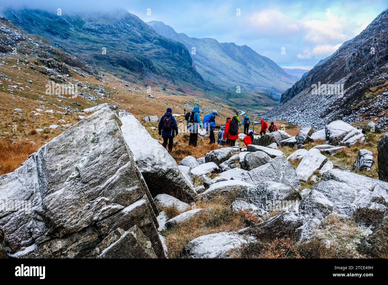 Gruppo di escursionisti che camminano lungo il passo Llanberis nel Parco Nazionale di Snowdonia in inverno da Pen-Y-Pass, Llanberis, Gwynedd, Galles del nord, Regno Unito, la Gran Bretagna Foto Stock