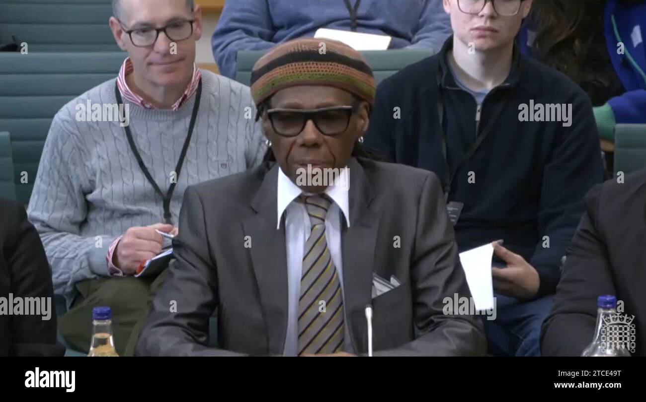 Cattura dello schermo dalla TV del Parlamento del musicista Nile Rodgers che parla alla commissione per la cultura, i media e lo sport presso le Houses of Parliament, Londra. Il frontman di Chic ha affermato che lo streaming musicale è un processo "straordinario", ma il business che lo circonda ha cambiato il settore "considerevolmente - e non in meglio". Data immagine: Martedì 12 dicembre 2023. Foto Stock