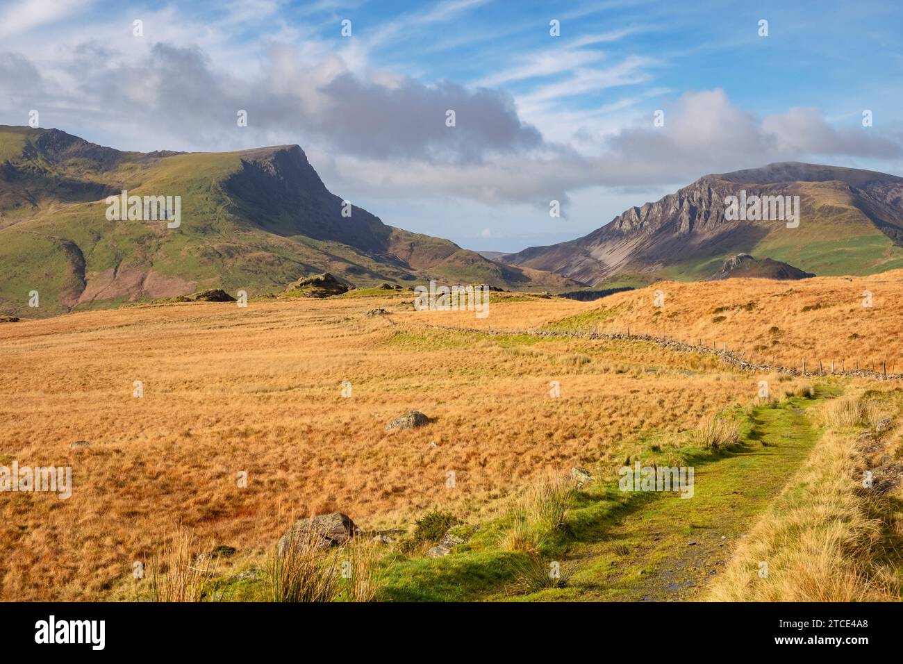 Guarda indietro lungo il percorso Rhyd DDU verso il Nantlle Ridge nel parco nazionale di Snowdonia. Rhyd DDU, Gwynedd, Galles settentrionale, Regno Unito, Gran Bretagna Foto Stock
