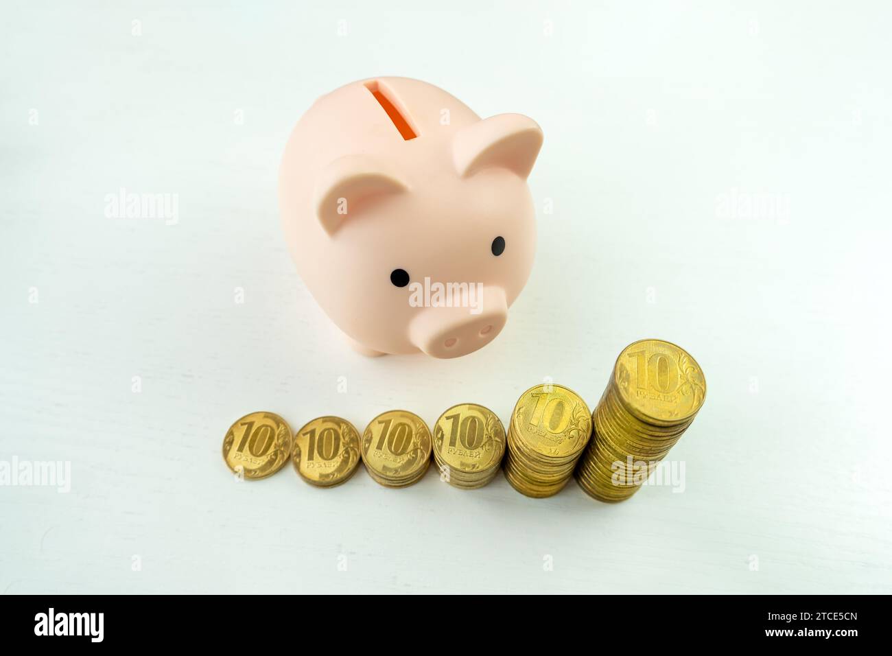 aumento dei profitti. Politica finanziaria della Federazione Russa. Salvadanaio e soldi russi. accumulo di denaro. Investimenti in economia russa di c Foto Stock