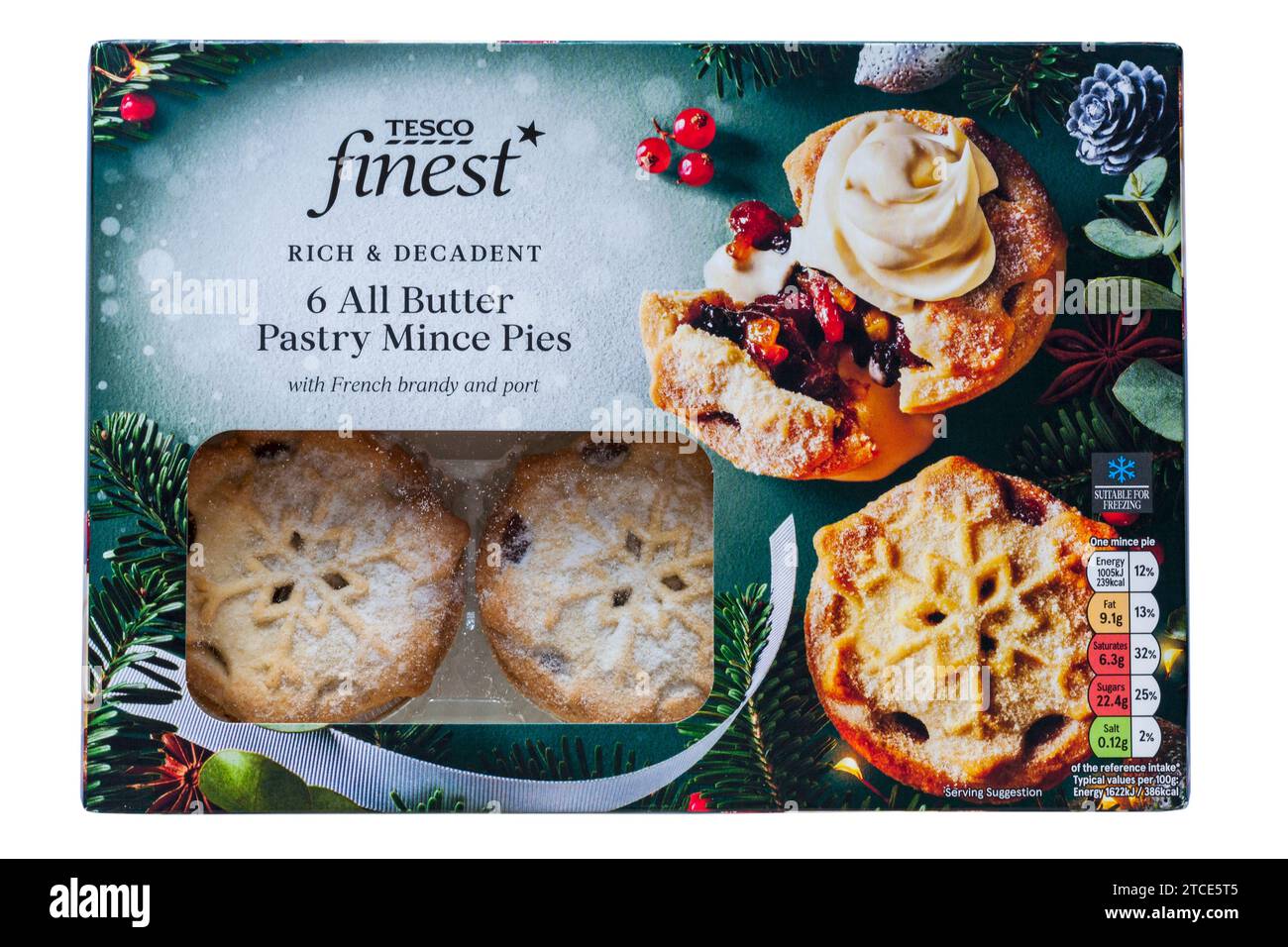 Scatola di 6 mince Pies di pasticceria al burro più pregiata del Tesco, con brandy francese e porto isolato su sfondo bianco Foto Stock