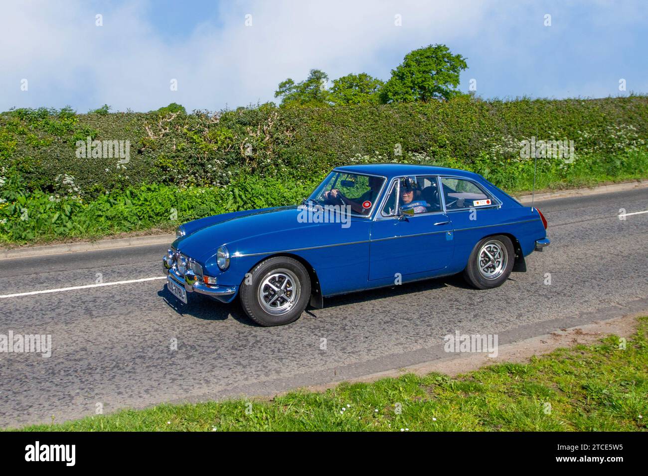 Anni '1972 70 e '70 Blue MG B GT MGB 1798 cc benzina coupé 2 porte; motori d'epoca restaurati, collezionisti di automobili appassionati di motori, storiche auto d'epoca che viaggiano nel Cheshire, Regno Unito Foto Stock