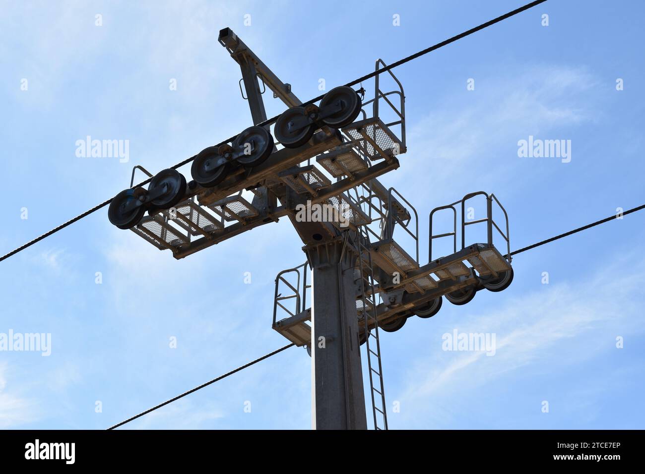 Primo piano della torre di supporto in acciaio per le linee della funivia sul Monte Erice Foto Stock