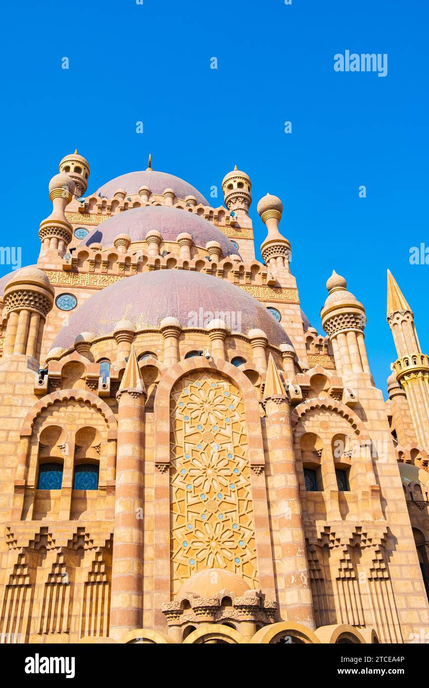 Moschea di al Sahaba nel vecchio mercato di Sharm El Sheikh, Egitto. Città egiziana turistica con un bellissimo tempio musulmano moderno. Moschea con minareti nel Foto Stock