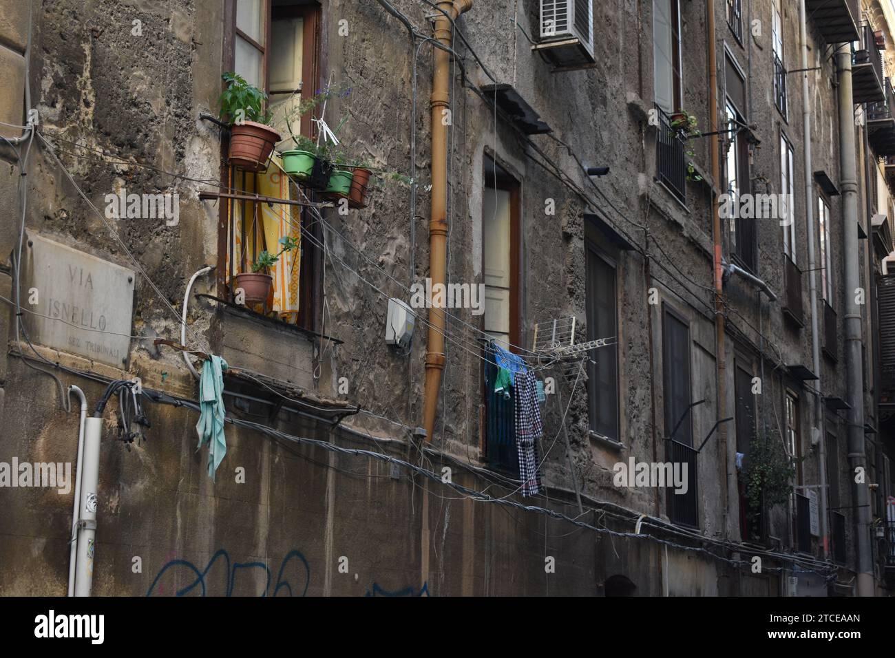 Vista urbana grezza dell'esterno di un edificio nella capitale siciliana di Palermo Foto Stock