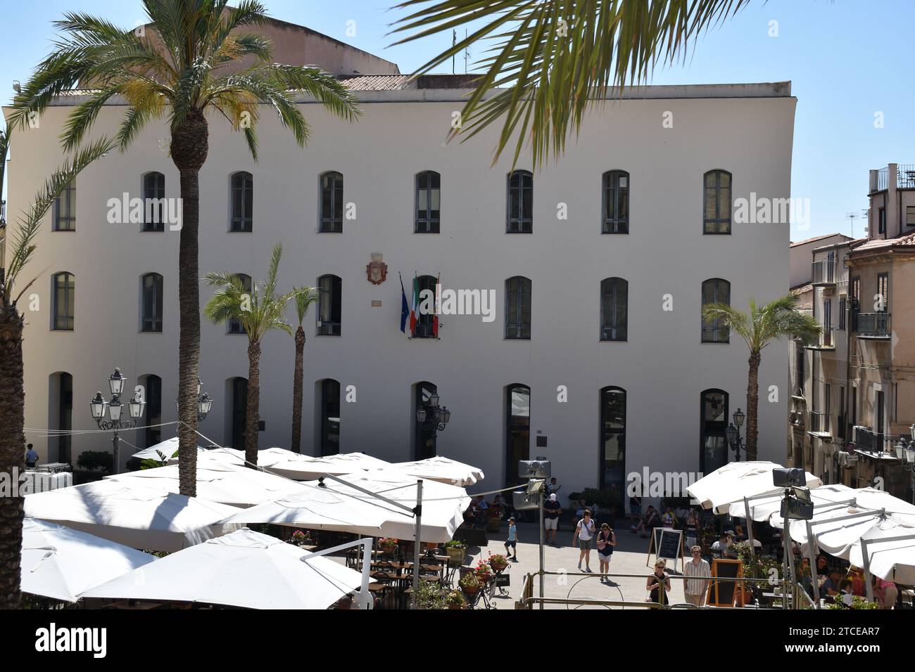 Facciata esterna bianca dell'edificio municipale del municipio che si affaccia su Piazza del Duomo a Cefalù, Sicilia Foto Stock