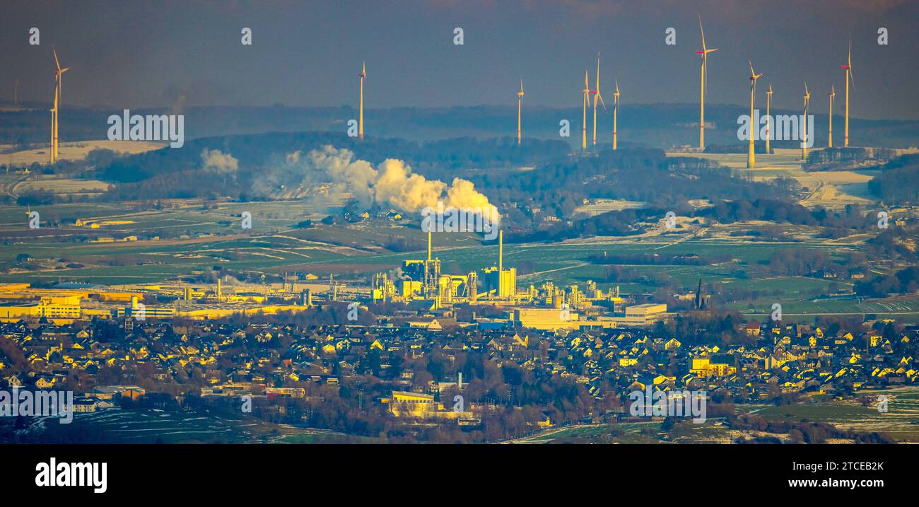 Luftbild, EGGER Holzwerkstoffe Brilon GmbH & Co KG, rauchende Schornsteine und Holz verarbeitendes Unternehmen, Fernsicht und Windräder, Brilon, Sauerland, Nordrhein-Westfalen, Deutschland ACHTUNGxMINDESTHONORARx60xEURO *** Aerial View, EGGER Holzwerkstoffe Brilon GmbH Co KG, Smoking Chneys and Wood processing Company, Distant View and wind turbine, Brilon, Sauerland, North Rhine-Westphalia, Germany ATTENTIONxMINDESTHONORARx60xEURO Foto Stock