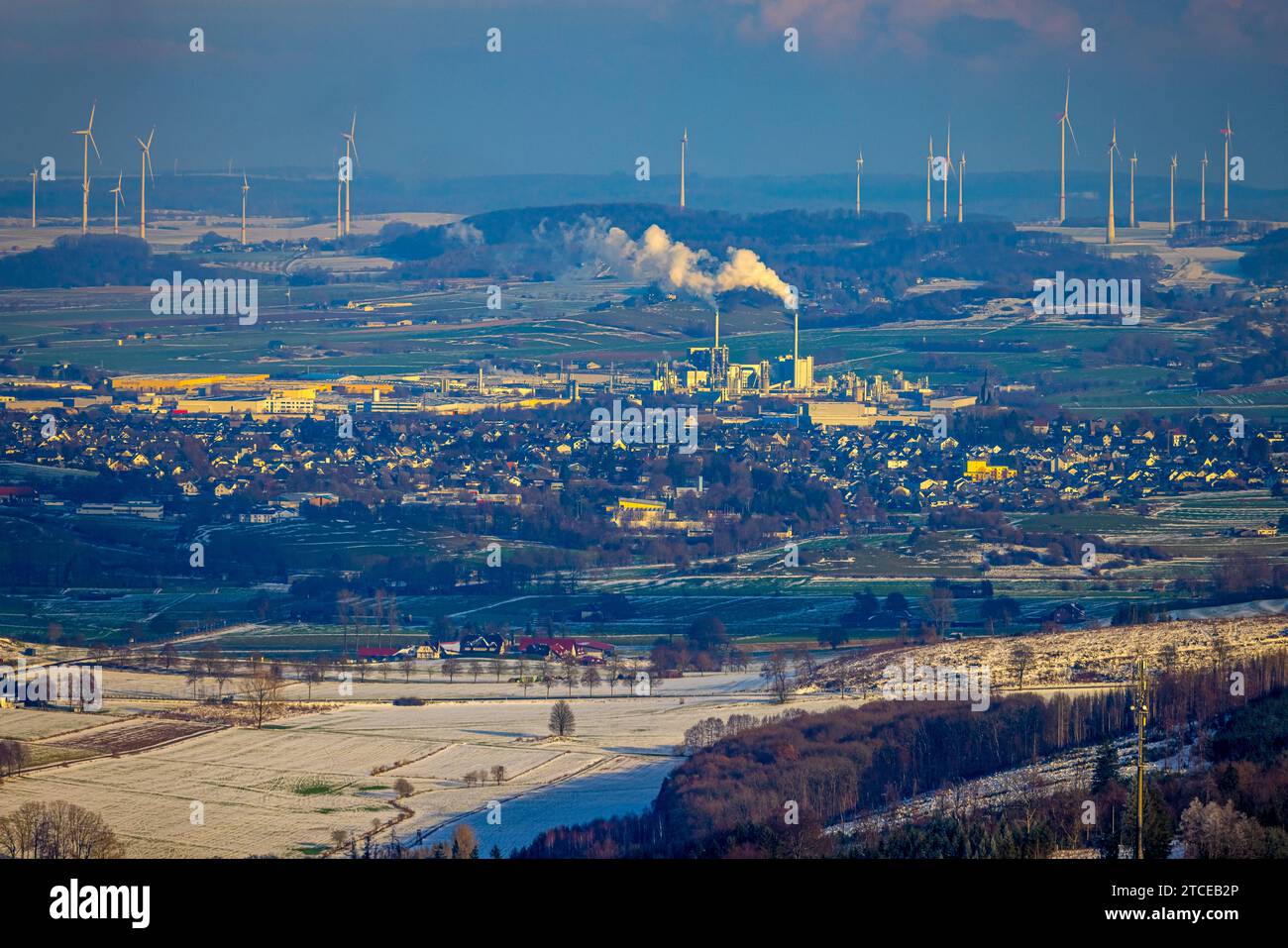 Luftbild, EGGER Holzwerkstoffe Brilon GmbH & Co KG, rauchende Schornsteine und Holz verarbeitendes Unternehmen, Fernsicht und Windräder, Brilon, Sauerland, Nordrhein-Westfalen, Deutschland ACHTUNGxMINDESTHONORARx60xEURO *** Aerial View, EGGER Holzwerkstoffe Brilon GmbH Co KG, Smoking Chneys and Wood processing Company, Distant View and wind turbine, Brilon, Sauerland, North Rhine-Westphalia, Germany ATTENTIONxMINDESTHONORARx60xEURO Foto Stock