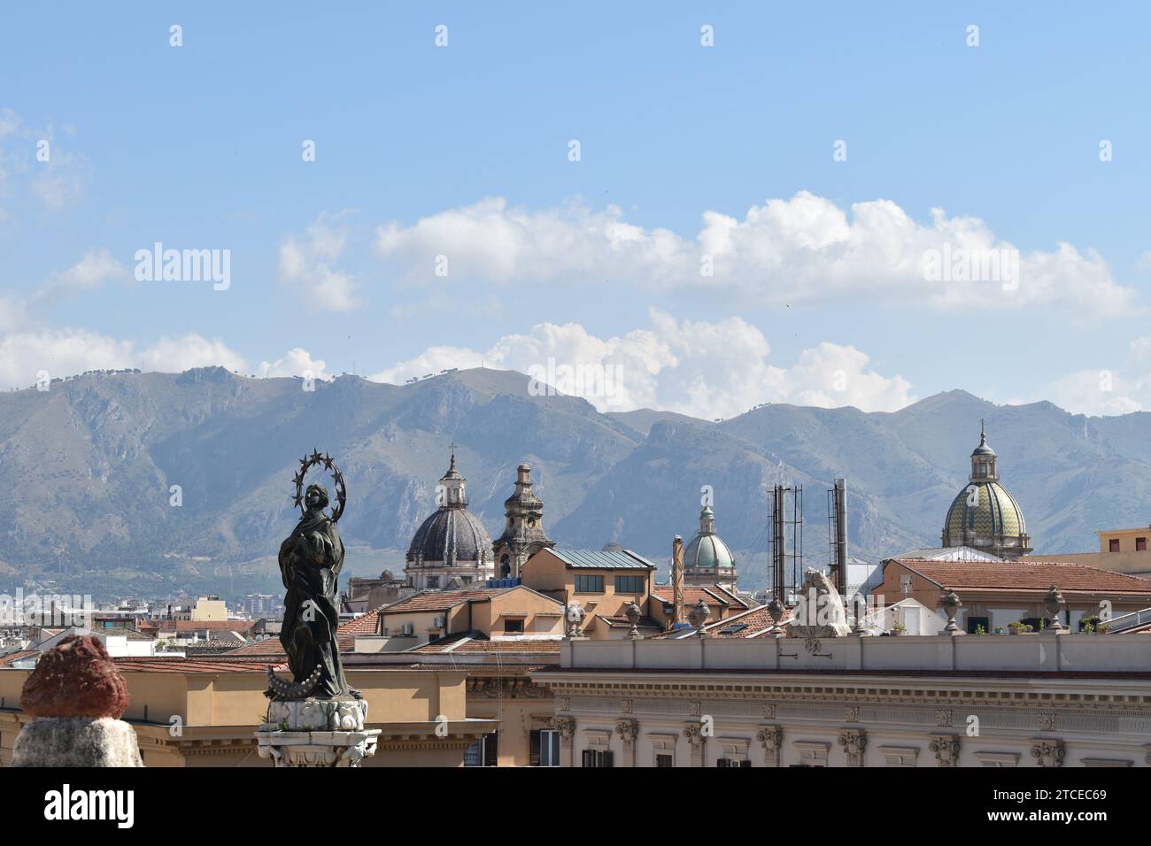 Skyline di Palermo con la statua in bronzo della Vergine Immacolata in primo piano e le montagne siciliane sullo sfondo Foto Stock Skyline di Palermo con la statua in bronzo della Vergine Immacolata in primo piano e le montagne siciliane sullo sfondo Foto Stock