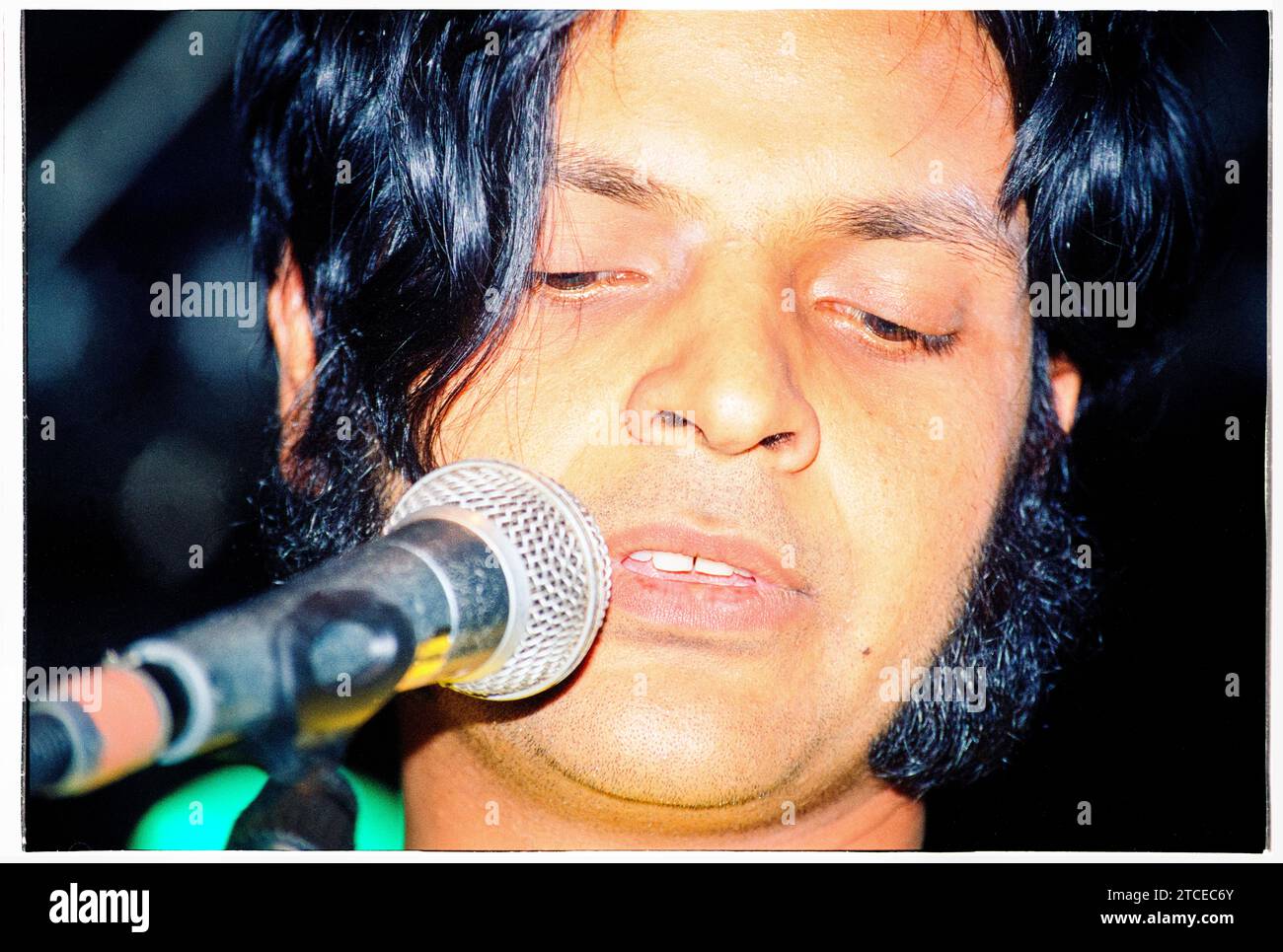 CORNERSHOP, READING FESTIVAL, 1997: Il cantautore Tjinder Singh della band indie britannica Cornershop on the Dr Martens Stage al Reading Festival, Inghilterra, Regno Unito il 24 agosto 1997. La band era al loro apice in tour con il loro terzo album più venduto, When i Was Born for the 7th Time, e il singolo di successo mondiale, Brimful of Asha. Foto: Rob Watkins Foto Stock