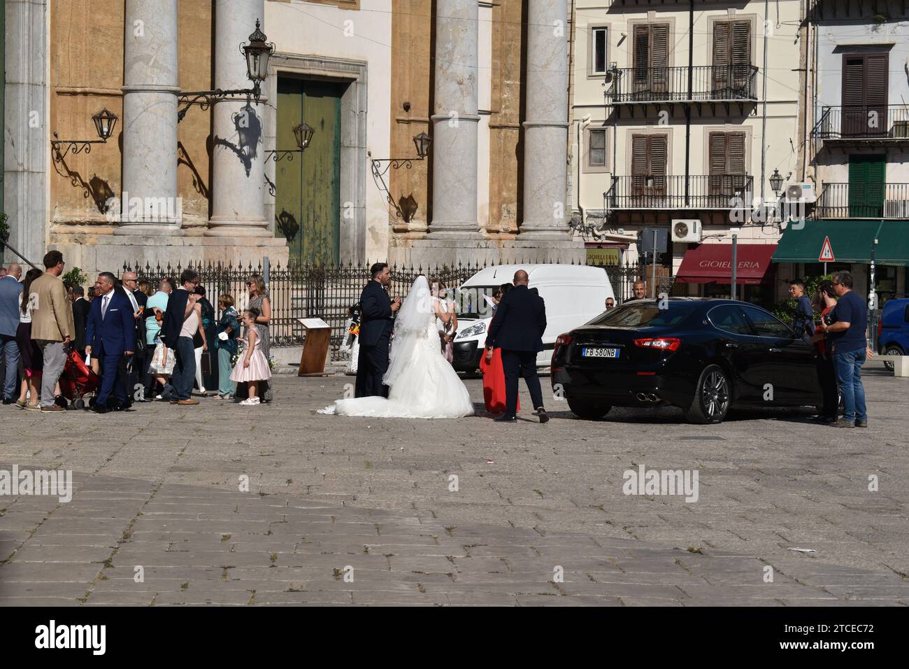 Coppia di sposi con famiglia e amici fuori dalla chiesa di San Domenico nel centro della città di Palermo Foto Stock