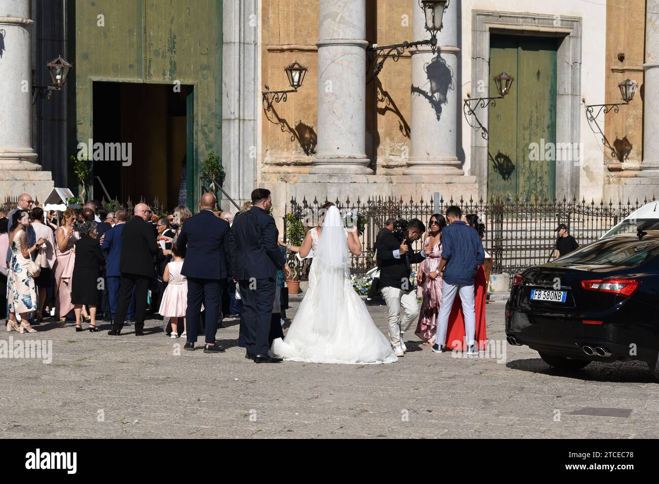 Coppia di sposi con famiglia e amici fuori dalla chiesa di San Domenico nel centro della città di Palermo Foto Stock