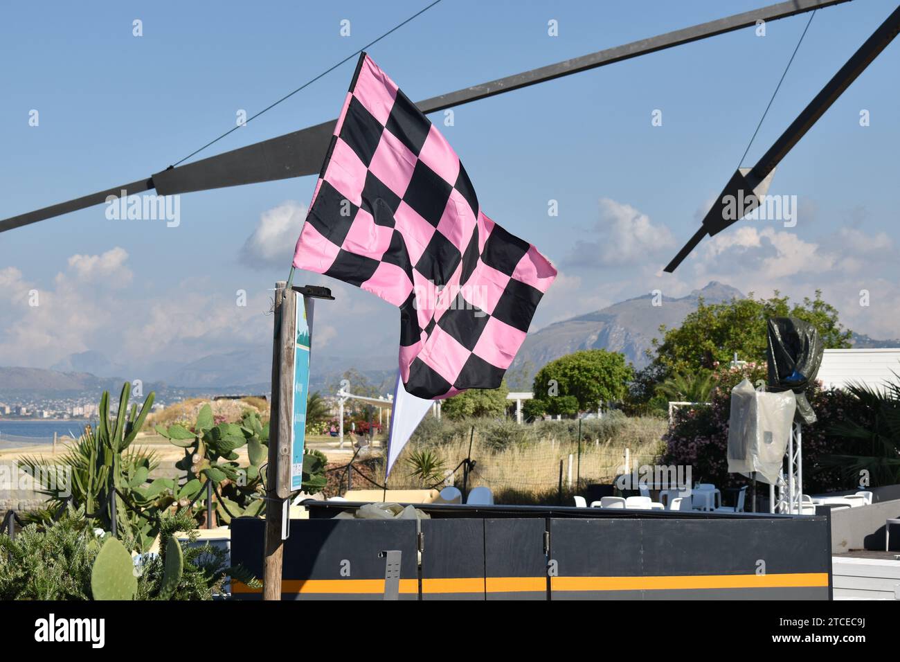 Bandiera sventolante della città siciliana di Palermo, motivo a scacchi nero e rosa Foto Stock