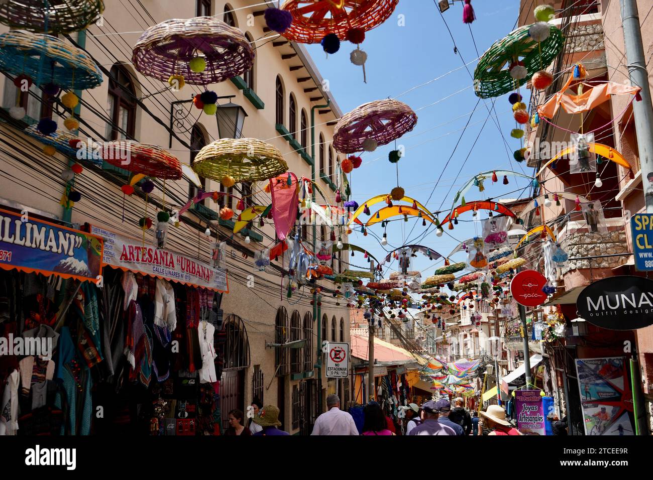 Ombrelloni sospesi sulla strada al mercato delle streghe. La Paz, Bolivia, 10 ottobre 2023. Foto Stock