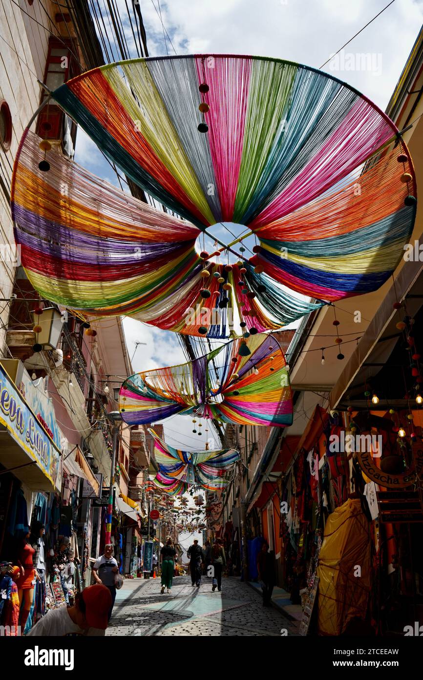 Ombrelloni sospesi sulla strada al mercato delle streghe. La Paz, Bolivia, 10 ottobre 2023. Foto Stock