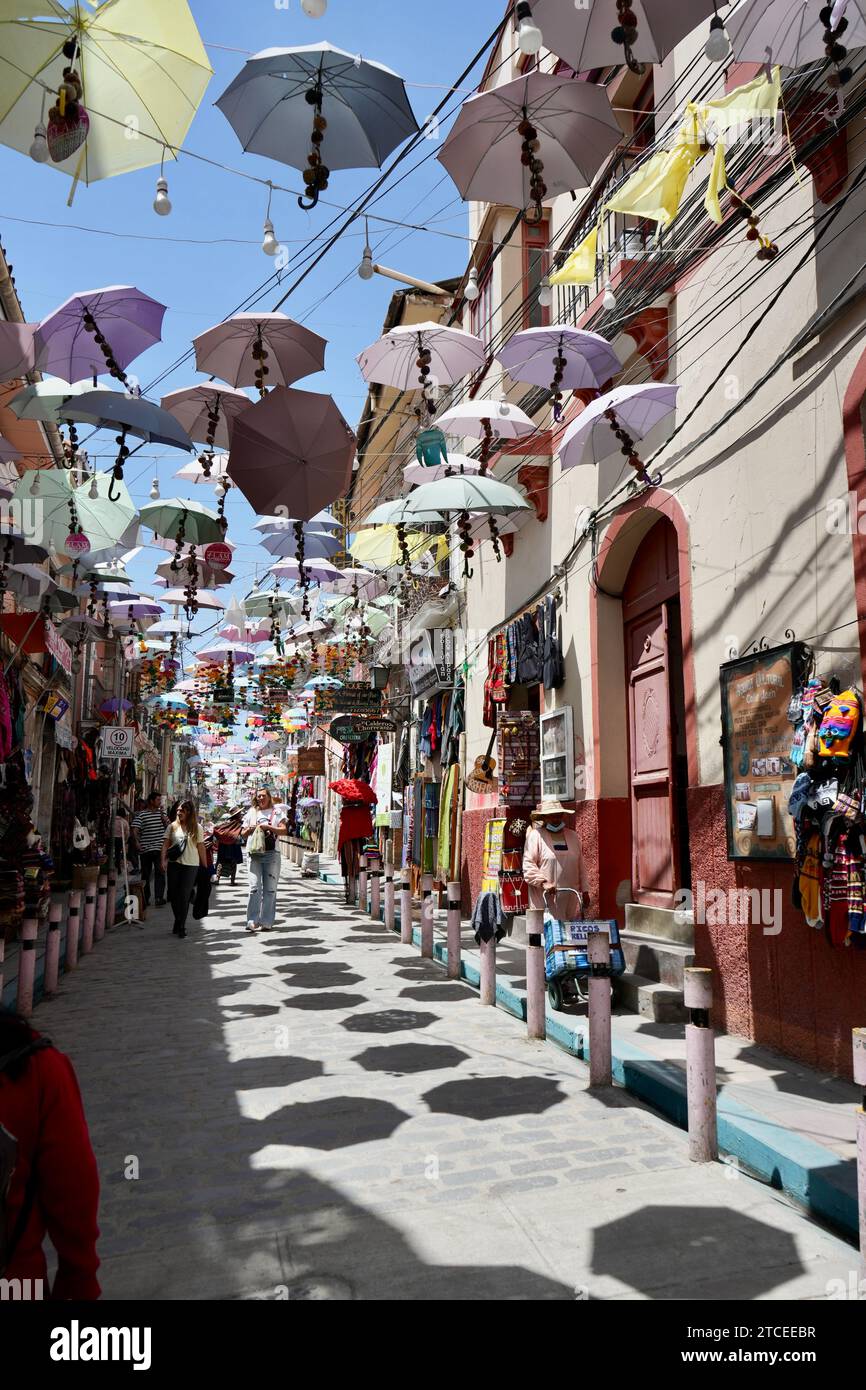 Ombrelloni sospesi sulla strada al mercato delle streghe. La Paz, Bolivia, 10 ottobre 2023. Foto Stock