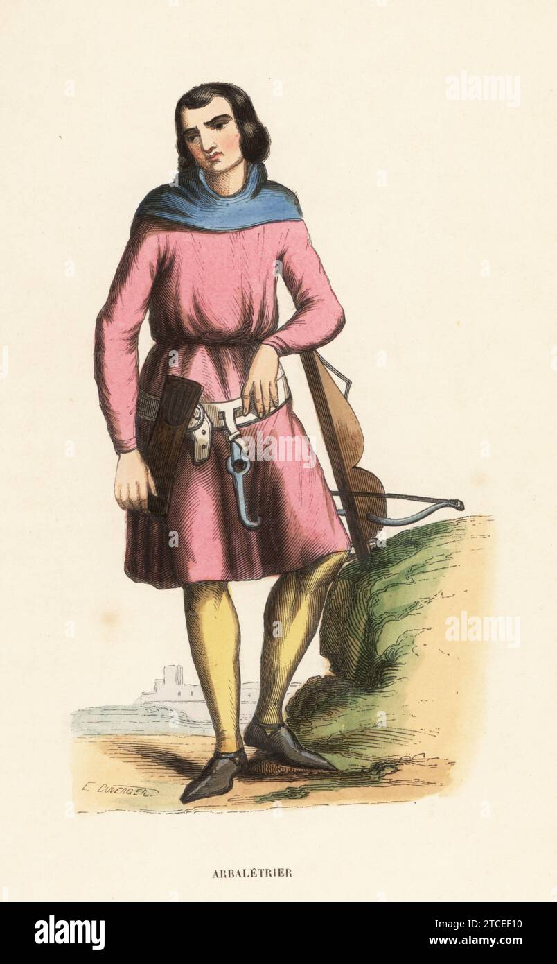 Crossbowman in cappuccio e tunica, XIV secolo. Dal baldacchino o dalla cintura, appendi una faretra in pelle di Cordoba e un gancio di ferro per muovere la balestra. Arbaletrier, XIVe siecle. Incisione in legno a mano di Evrard Duverger da Costume du Moyen Age, Medieval Costume, Librairie Historique-Artistique, Bruxelles, 1847. Foto Stock