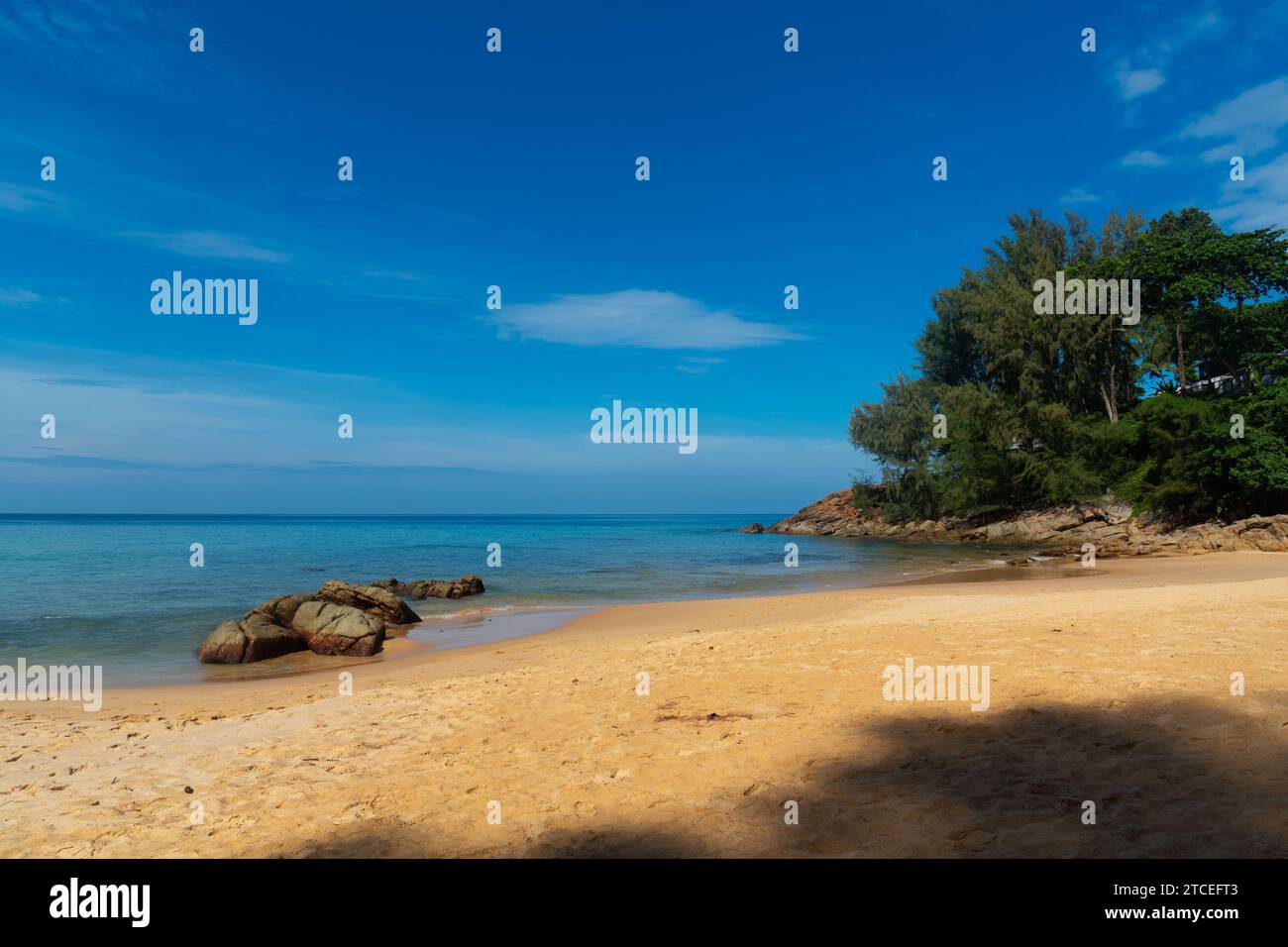 Scenario di mare e cielo blu alla spiaggia di Naithon, Phuket, Thailandia. Foto Stock