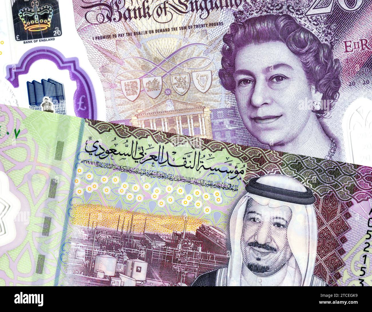 Banconota Riyal dell'Arabia Saudita con ritratto di re Salman e banconota in sterline britanniche con la regina Elisabetta II Concetto aziendale dello scambio r Foto Stock