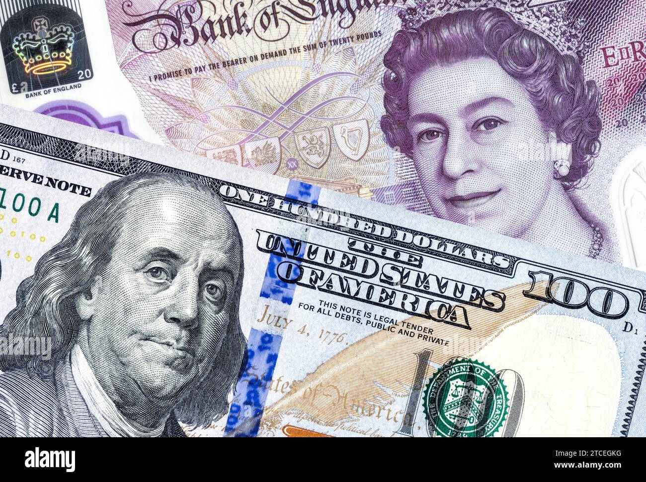 Banconota in dollari americani con Benjamin Franklin e banconota in sterline britanniche con la regina Elisabetta II Concetto economico del tasso di cambio, Foto Stock