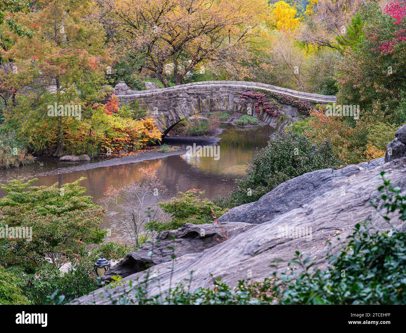 Gapstow Bridge sul laghetto in Autumn Central Park, Manhattan, New York City Foto Stock