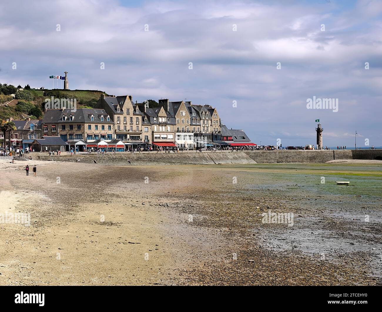 Città e mare con bassa marea a Cancale, comune del dipartimento di Ille-et-Vilaine in Bretagna, nella Francia nordoccidentale. Foto Stock