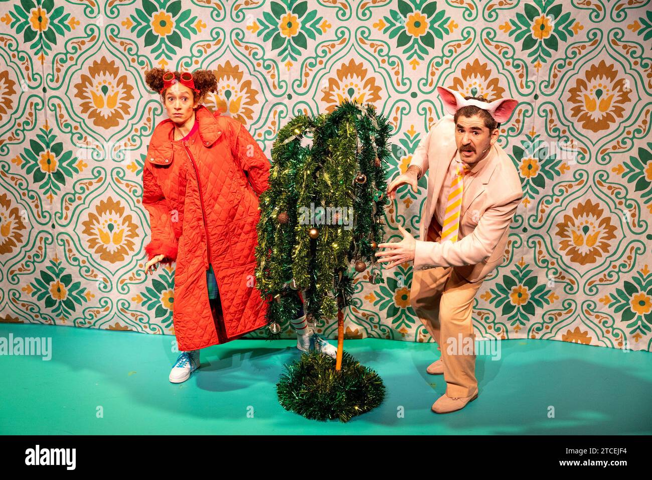 Gemma Barnett (Red), Josh Glanc (Pig) in RED RIDING HOOD E THE BIG BAD PIG al JW3, Londra NW3 12/12/2023 scritto da Nick Cassenbaum direttore musicale: Josh Middleton design: Becky-Lee Trevenen illuminazione: Jo Palmer regista: Abigail Anderson Foto Stock