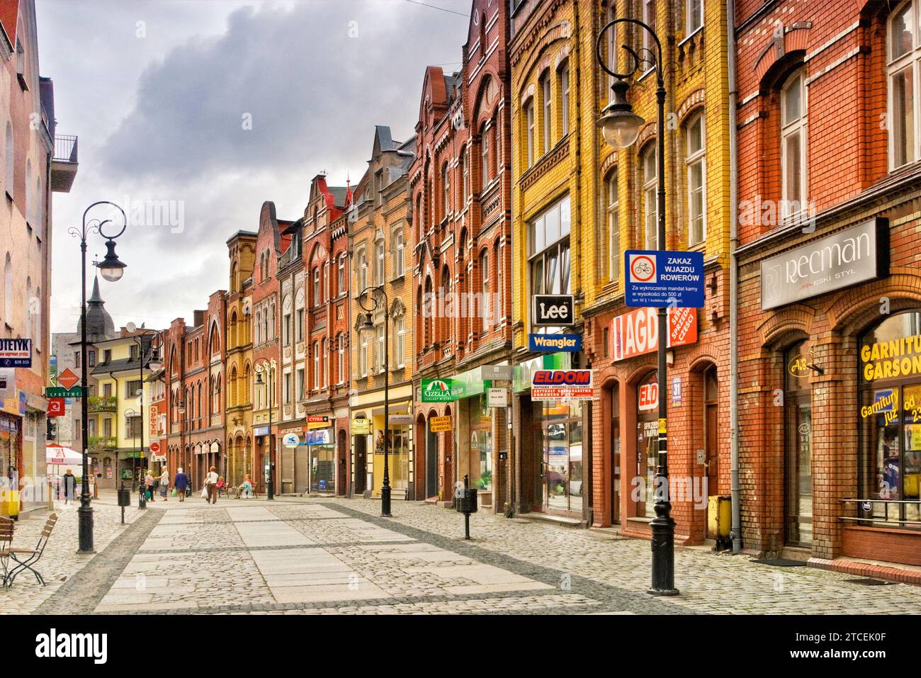 Case in mattoni smaltati nella strada pedonale di Lębork, Pomorskie, Polonia Foto Stock