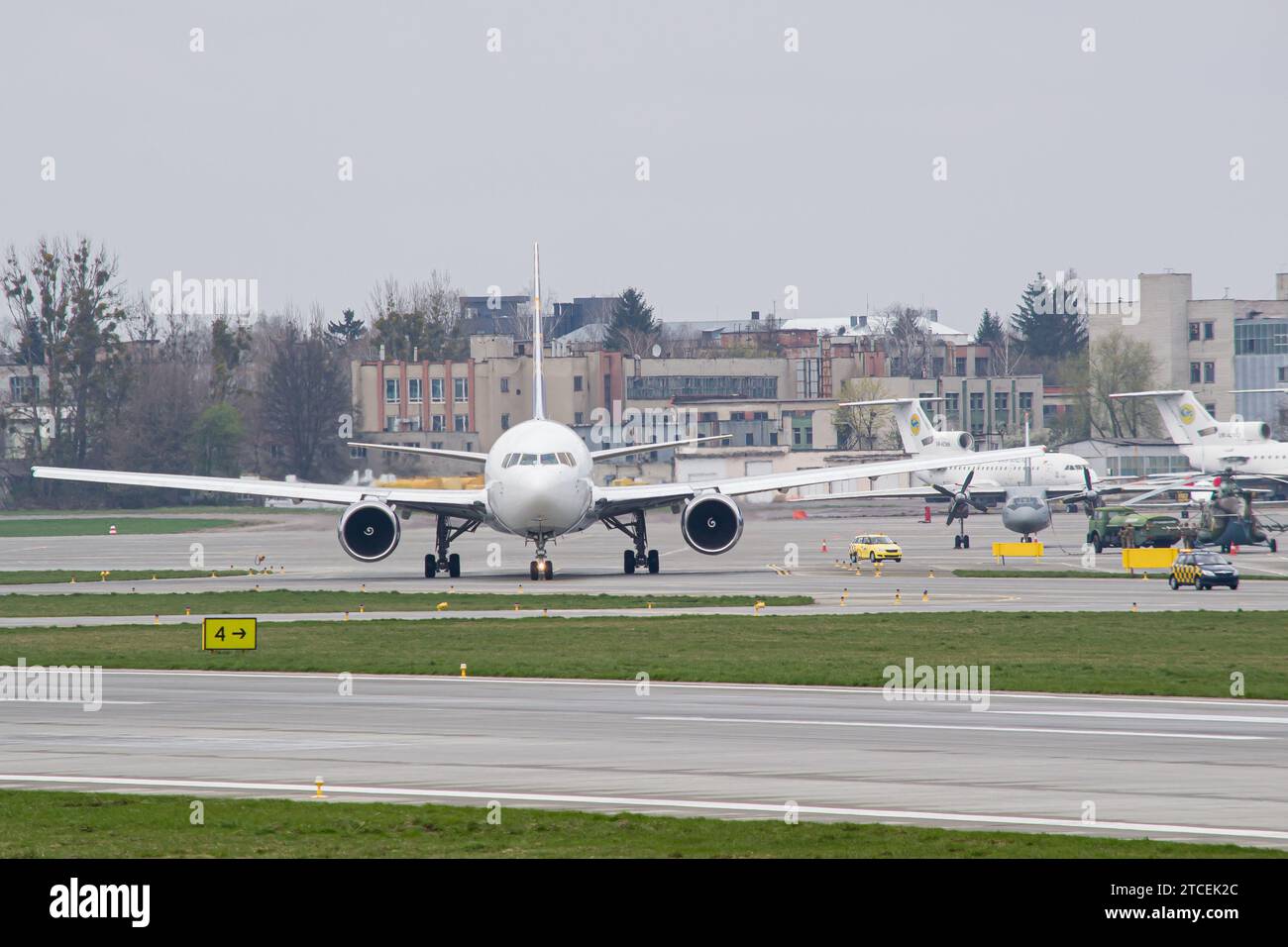 Atlas Air Boeing 767-300 rullaggio per il decollo da Leopoli con le forze armate ucraine AN-26 sullo sfondo Foto Stock