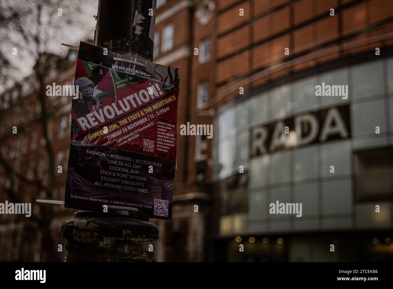 Un'immagine potente che ritrae le proteste per le strade di Londra durante l'inverno. In mezzo al freddo, le voci si alzano per la solidarietà con Gaza, catturando un momento Foto Stock