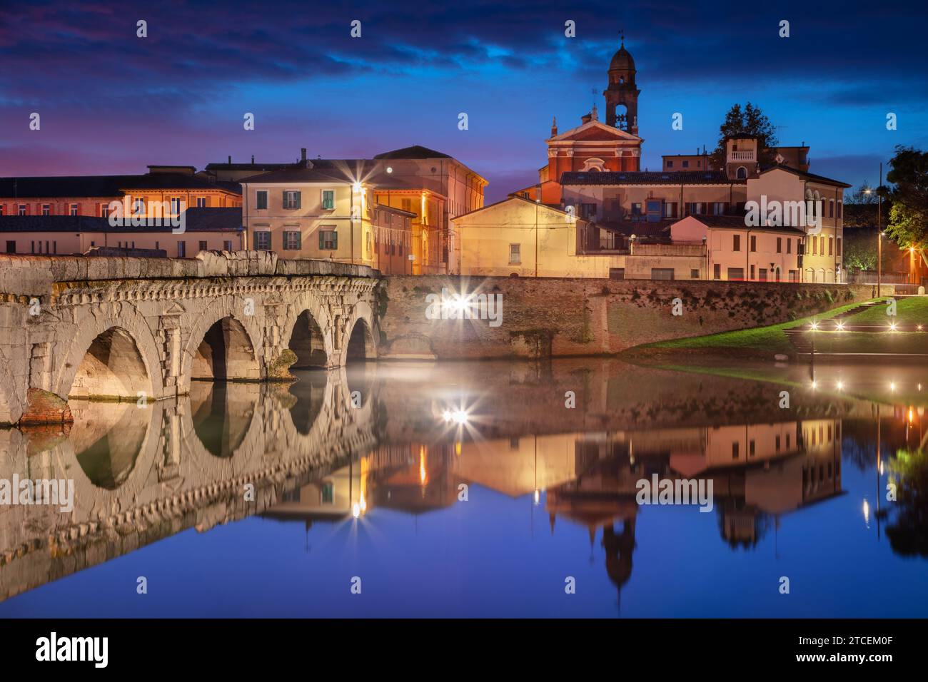 Rimini, Italia. Immagine del paesaggio urbano del centro storico di Rimini, Italia all'alba. Foto Stock