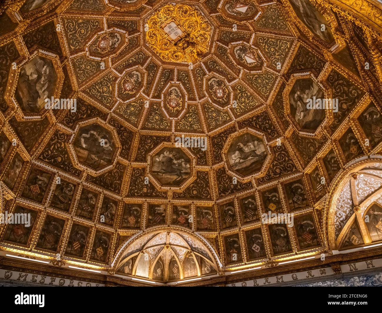Sala araldica nel Palacio Nacional Sintra o Palazzo Nazionale di Sintra, il palazzo reale medievale meglio conservato in Portogallo Foto Stock