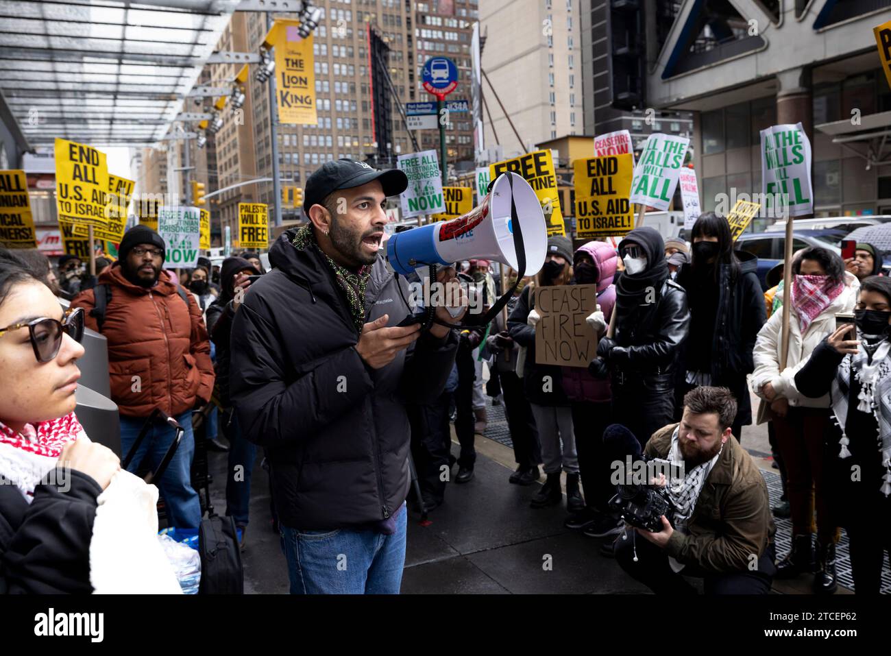 NEW York, NEW YORK - 11 DICEMBRE: I manifestanti pro-Palestina si riuniscono fuori dagli uffici del New York Times per sfidare la copertura del giornale sulla guerra Israele-Hamas durante un appello globale allo "Strike for Palestine" l'11 dicembre 2023 a New York City. Attivisti palestinesi e influencer dei social media chiedono uno sciopero globale l'11 dicembre dopo che le Nazioni Unite non hanno approvato una risoluzione che chiedeva un cessate il fuoco a Gaza. Lo sciopero chiede alle persone di non fare acquisti, fare banche, lavorare o frequentare la scuola per chiedere un cessate il fuoco permanente a Gaza, che è stato costantemente bombardato fin dal Foto Stock