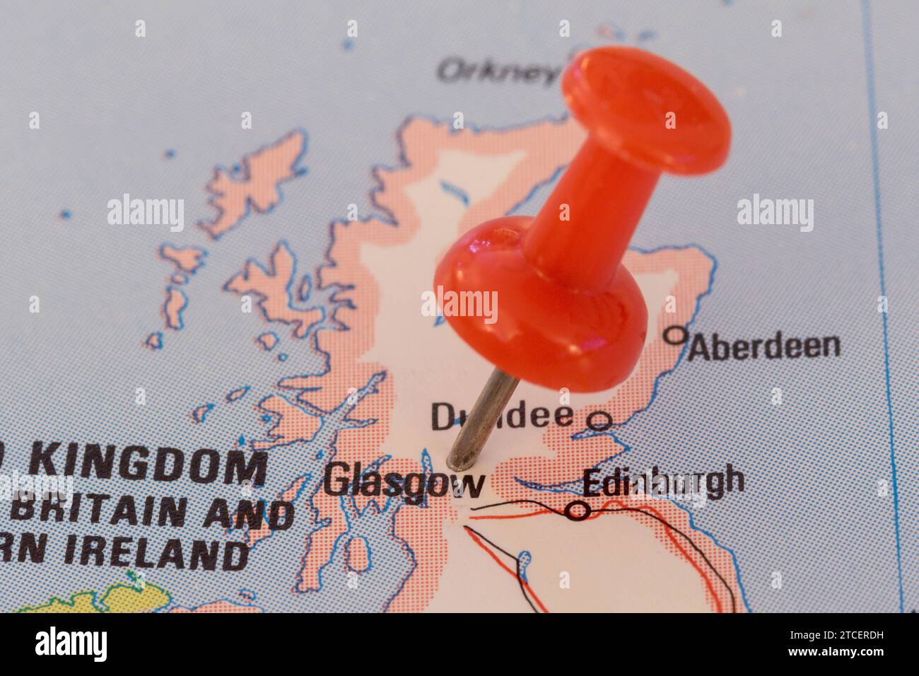 Una spilla rossa si è bloccata in una mappa dell'Europa occidentale, indicando la posizione di Glasgow Foto Stock