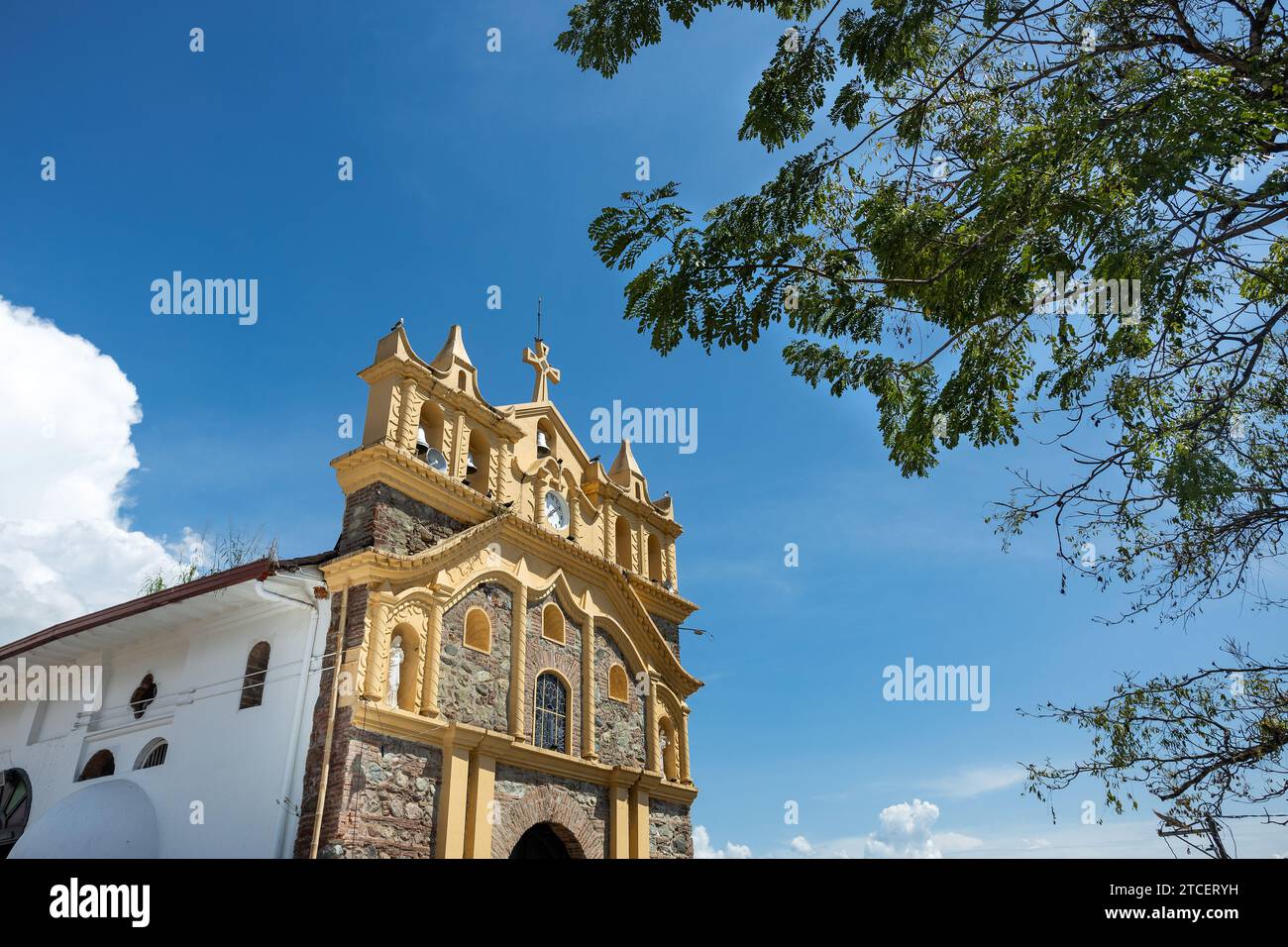 Anza, Antioquia - Colombia. 17 ottobre 2023. Il Tempio, costruito nel XVIII secolo, è un gioiello di grande valore storico Foto Stock