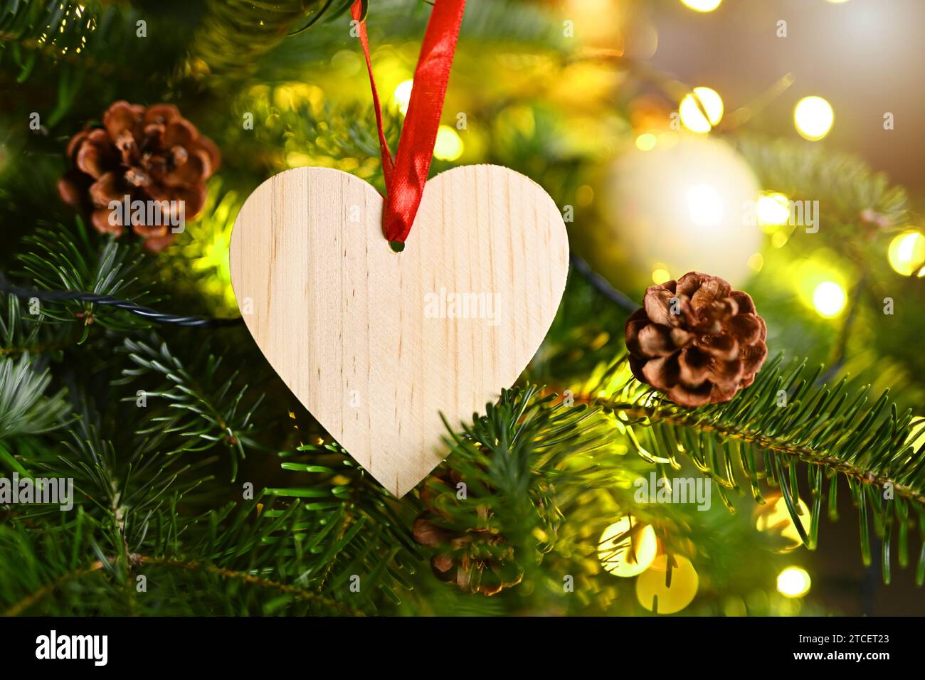 La decorazione natalizia è appesa a Un albero di Natale Foto Stock