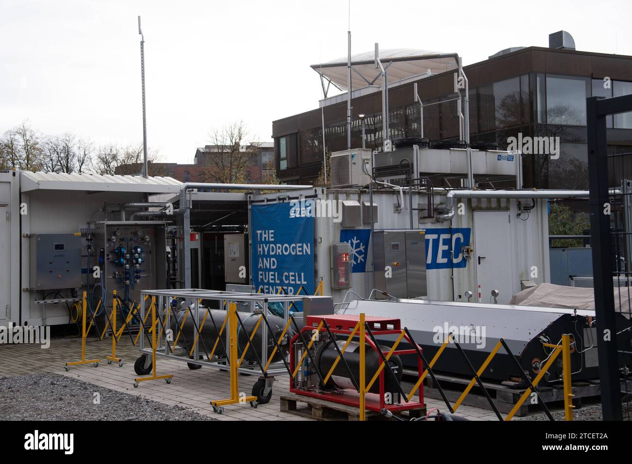 Wasserstoff-Tankstelle bei der firma ZBT, Zentrum fuer Brennstoffzellentechnik, Duisburg Besuch von Koenig WILLEM-ALEXANDER der Niederlande in Nordrhein-Westfalen AM 14.11.2023 *** stazione di rifornimento di idrogeno presso la società ZBT, Center for Fuel Cell Technology, a Duisburg visita del re WILLEM ALEXANDER dei Paesi Bassi nella Renania settentrionale-Vestfalia il 14 11 2023 Foto Stock