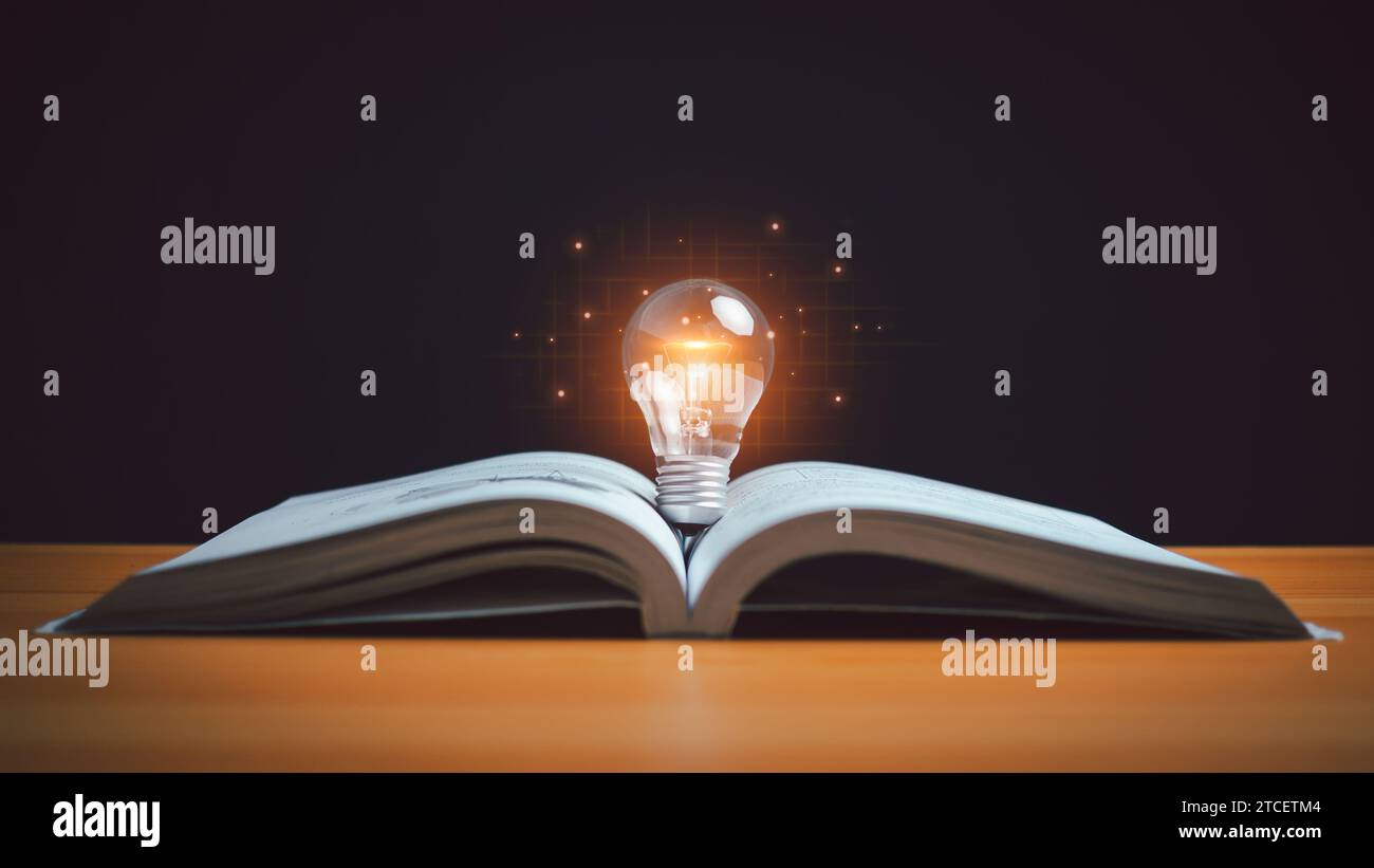 Conoscenza didattica e idee di educazione aziendale, lampadina luminosa accesa su un libro, ispirazione dal concetto di lettura, autoapprendimento, conoscenza e ricerca Foto Stock