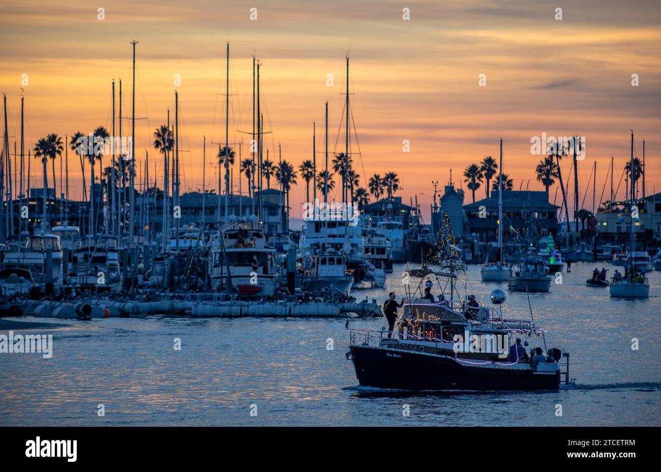 Santa Barbara, Stati Uniti. 10 dicembre 2023. La 37a Parata annuale delle luci del porto di Santa Barbara, CALIFORNIA, il 10 dicembre. 2023. Circa 30 imbarcazioni illuminate illuminano la notte mentre si dirigono dal porto di Santa Barbara a Leadbetter Beach lungo la costa fino al Cabrillo Pavilion, quindi tornano lungo la costa fino a Sterns Wharf. (Foto di Rod Rolle/Sipa USA) credito: SIPA USA/Alamy Live News Foto Stock