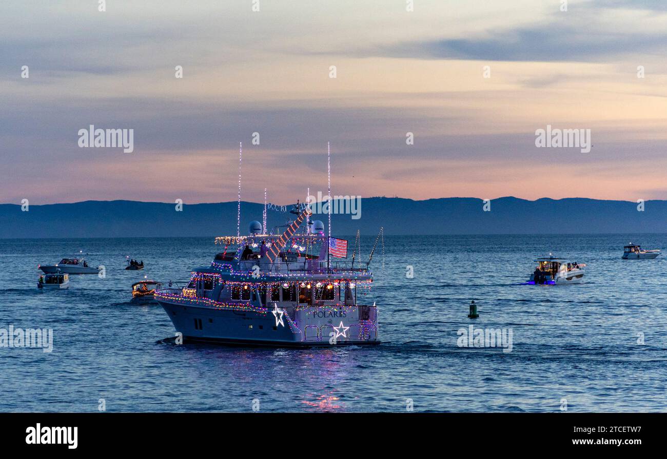 Santa Barbara, Stati Uniti. 10 dicembre 2023. La 37a Parata annuale delle luci del porto di Santa Barbara, CALIFORNIA, il 10 dicembre. 2023. Circa 30 imbarcazioni illuminate illuminano la notte mentre si dirigono dal porto di Santa Barbara a Leadbetter Beach lungo la costa fino al Cabrillo Pavilion, quindi tornano lungo la costa fino a Sterns Wharf. (Foto di Rod Rolle/Sipa USA) credito: SIPA USA/Alamy Live News Foto Stock