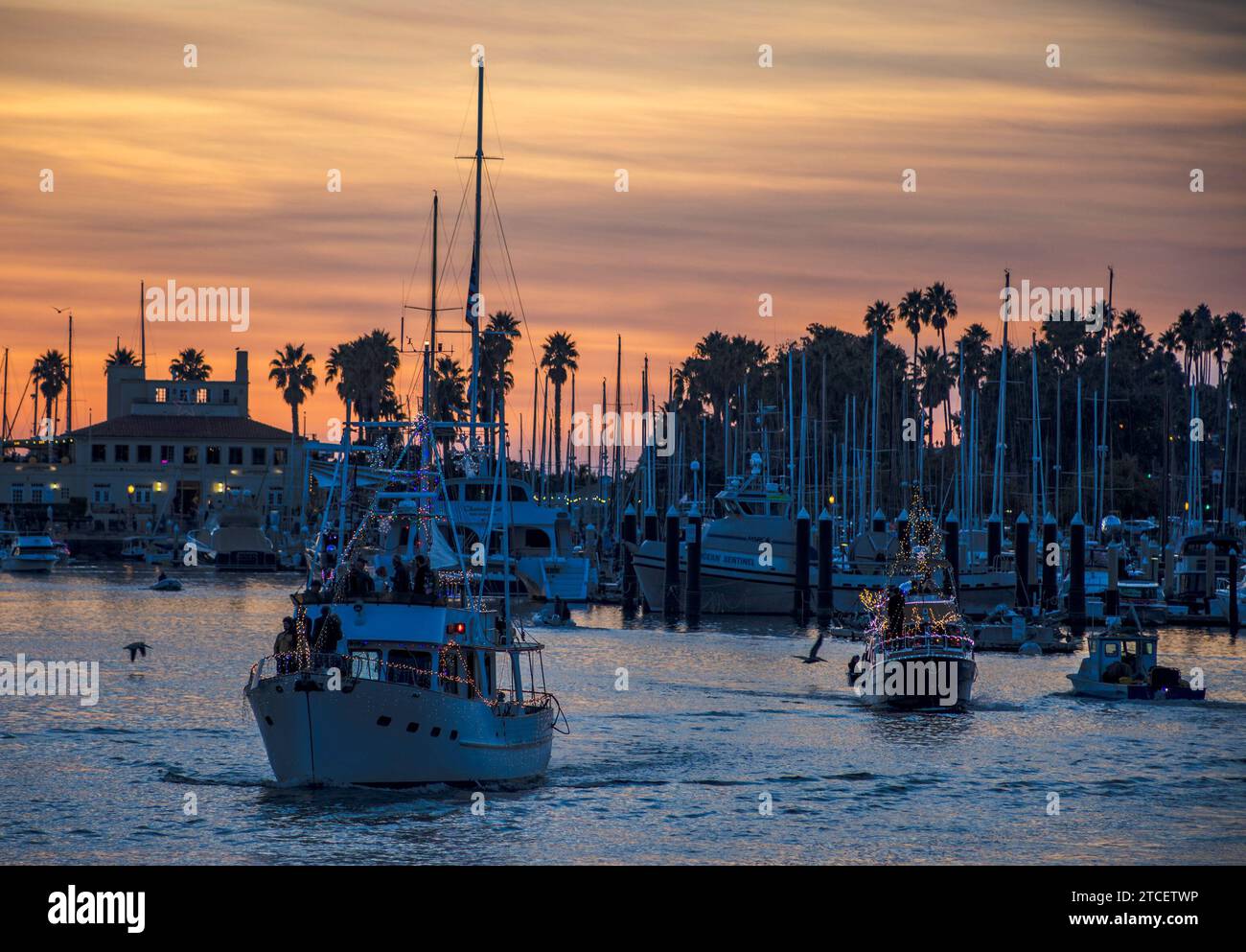 Santa Barbara, Stati Uniti. 10 dicembre 2023. La 37a Parata annuale delle luci del porto di Santa Barbara, CALIFORNIA, il 10 dicembre. 2023. Circa 30 imbarcazioni illuminate illuminano la notte mentre si dirigono dal porto di Santa Barbara a Leadbetter Beach lungo la costa fino al Cabrillo Pavilion, quindi tornano lungo la costa fino a Sterns Wharf. (Foto di Rod Rolle/Sipa USA) credito: SIPA USA/Alamy Live News Foto Stock