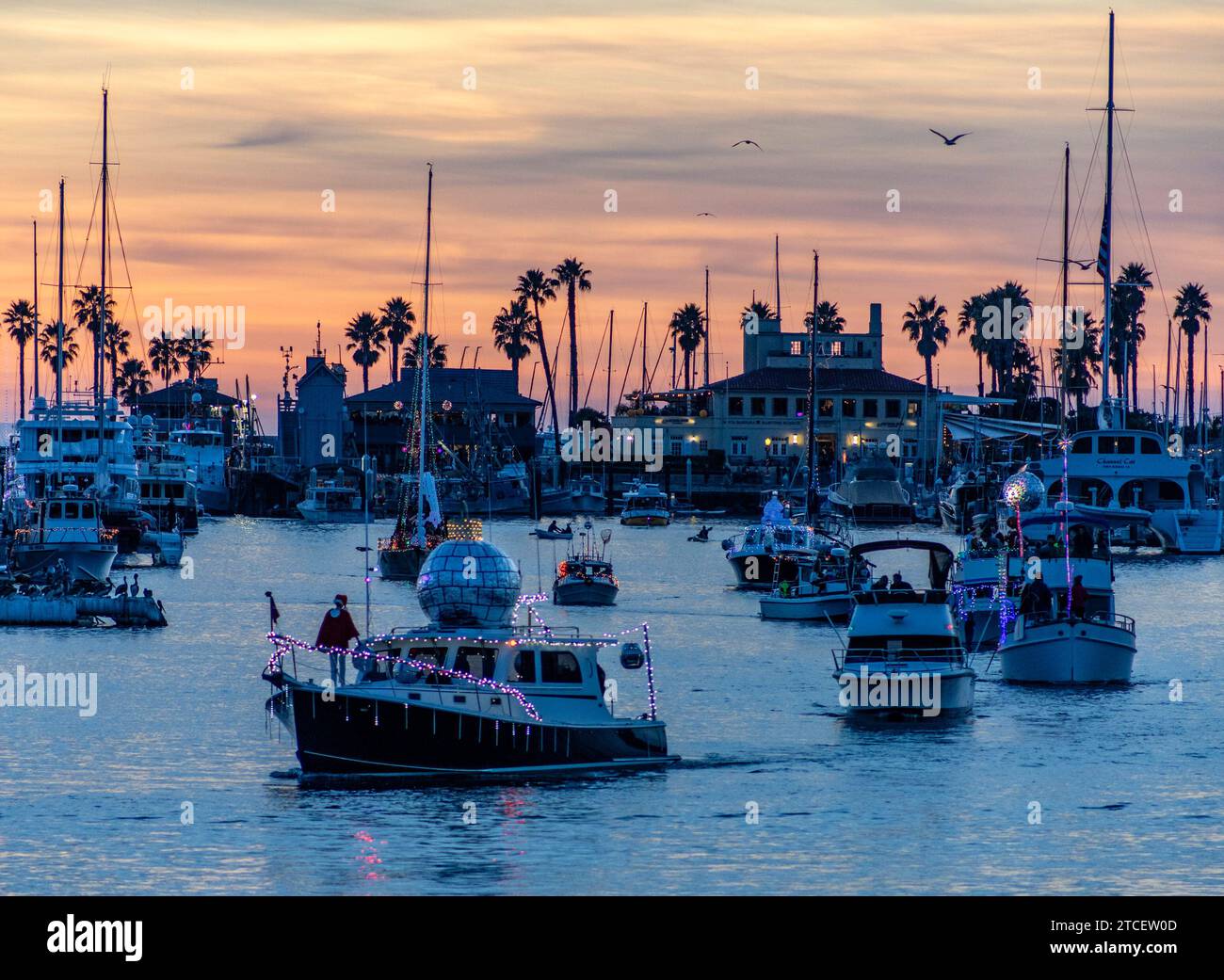Santa Barbara, Stati Uniti. 10 dicembre 2023. La 37a Parata annuale delle luci del porto di Santa Barbara, CALIFORNIA, il 10 dicembre. 2023. Circa 30 imbarcazioni illuminate illuminano la notte mentre si dirigono dal porto di Santa Barbara a Leadbetter Beach lungo la costa fino al Cabrillo Pavilion, quindi tornano lungo la costa fino a Sterns Wharf. (Foto di Rod Rolle/Sipa USA) credito: SIPA USA/Alamy Live News Foto Stock